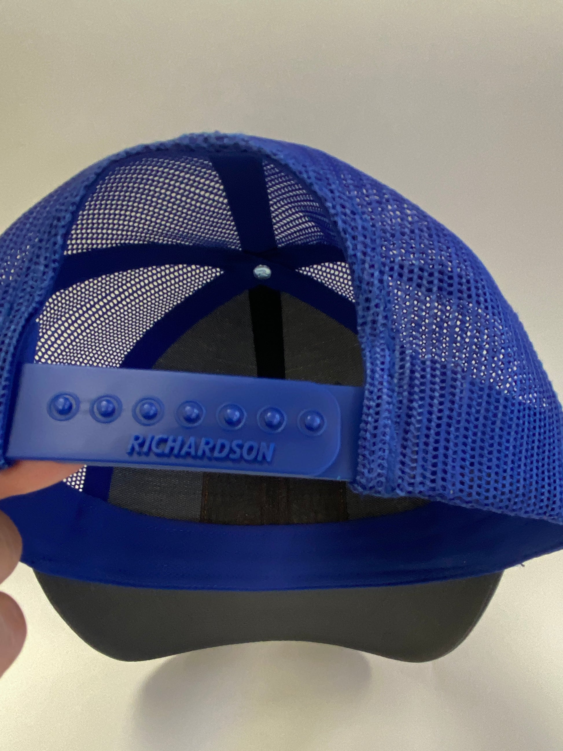 Leather Patch OCONEE Trucker Hat in charcoal/blue