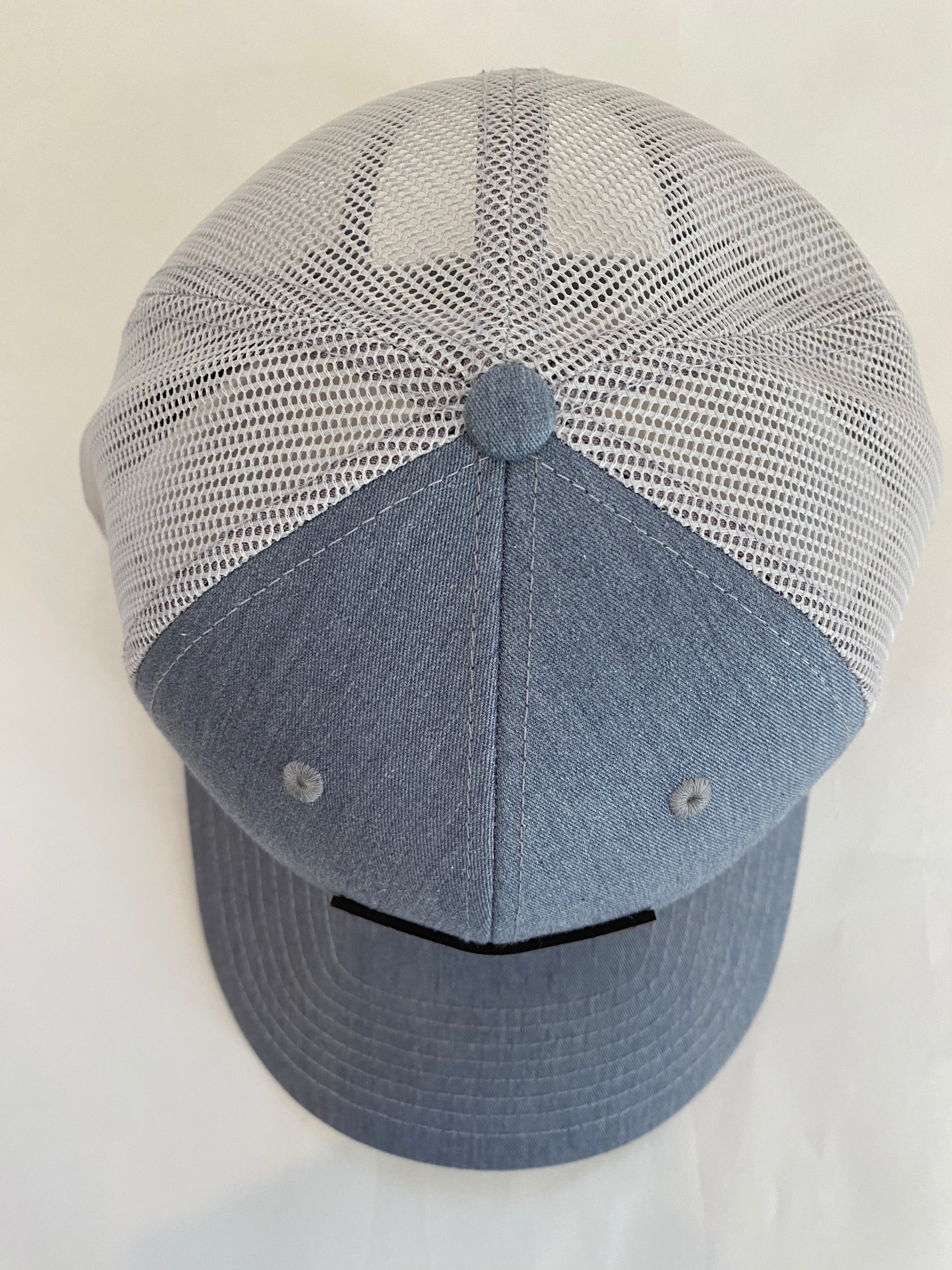 Leather Patch GEORGIA Trucker Hat in heather gray/light gray